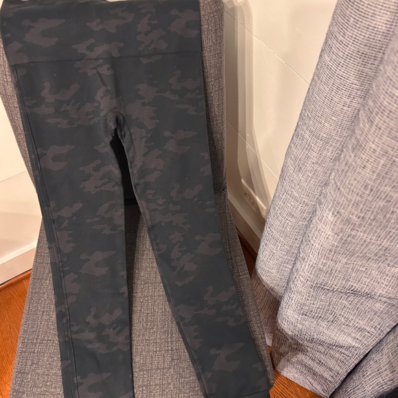 SPANX leggings - Picture 2 of 5